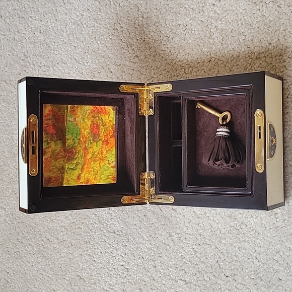 🛑Henri Bendel Special Edition Jewelry Box - Picture 2 of 8